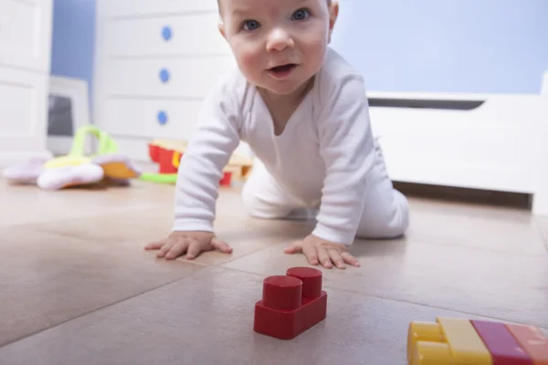 Pojke leker med plast byggstenar — Stockfoto