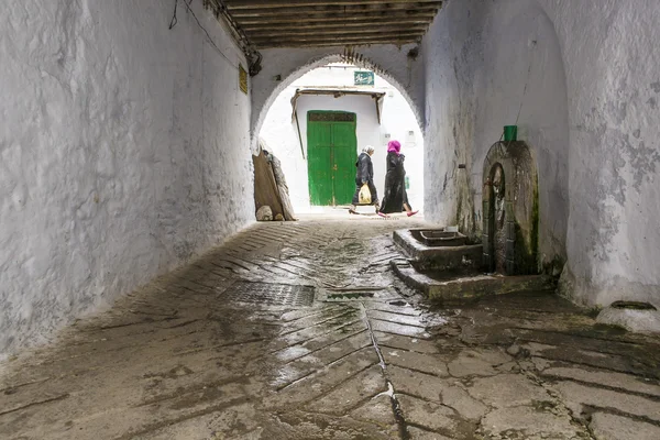 Fountain under whitewashed arch, Tetouan, Morocco — Stock Photo, Image