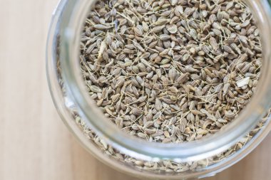 Anason tahıllar ile cam kavanoz