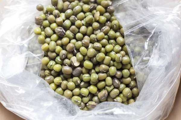 Bolsa de plástico con frijoles mung verdes — Foto de Stock