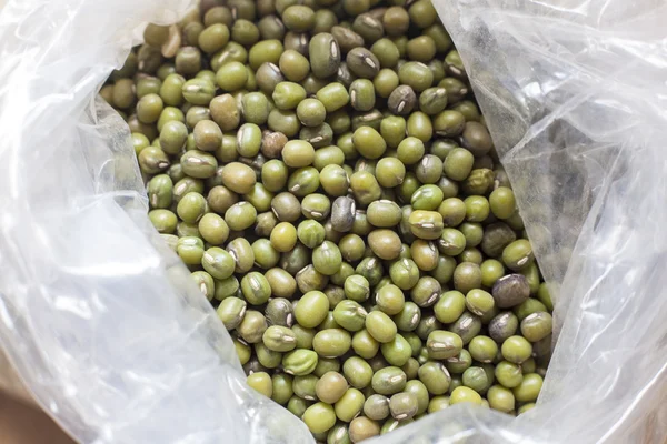 Bolsa de plástico con frijoles mung verdes — Foto de Stock