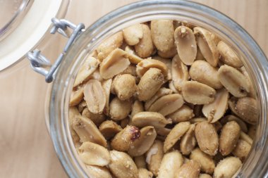 Kızarmış tuzlu fıstık ile açık konserve kavanoz. Üstten Görünüm