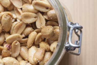 Kızarmış tuzlu fıstık ile açık konserve kavanoz. Üstten Görünüm