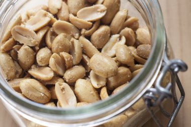 Kızarmış tuzlu fıstık ile açık konserve kavanoz. Üstten Görünüm