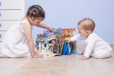 Küçük kardeşim erkek bebek ve oyuncaklar oynama kız kardeşi ile oynamak 
