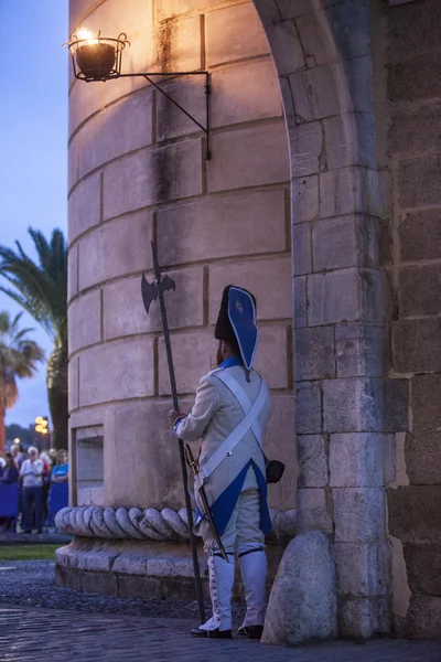 Regiment Castilla Zeit gekleidet Wachen an Palmen Tür — Stockfoto