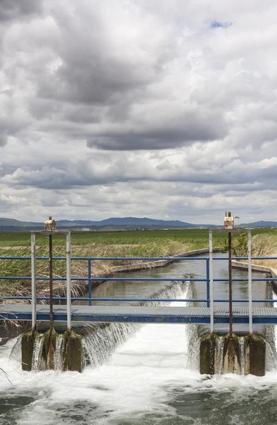 Floodgate gebied aan enorme irrigatie gracht, Extremadura, Spanje — Stockfoto