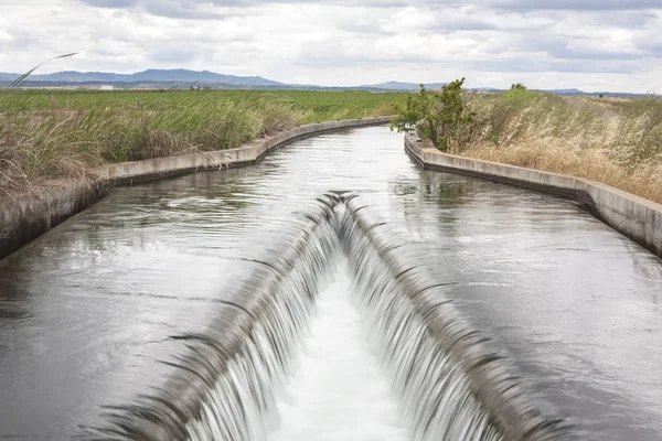 Floodgate gebied aan enorme irrigatie gracht, Extremadura, Spanje — Stockfoto