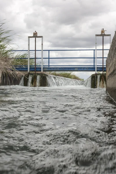Floodgate gebied aan enorme irrigatie gracht, Extremadura, Spanje — Stockfoto