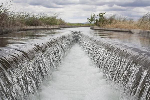 Floodgate gebied aan enorme irrigatie gracht, Extremadura, Spanje — Stockfoto