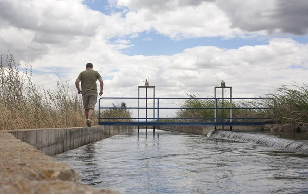 Keeper walking av enorma bevattning canal — Stockfoto