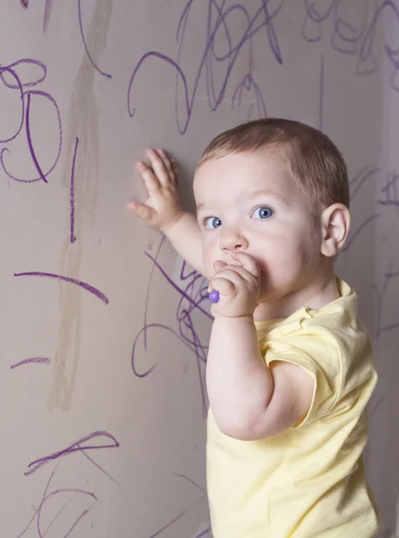 Niño pensando qué dibujar — Foto de Stock