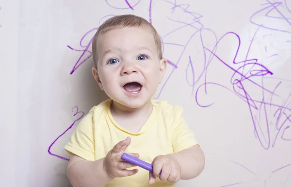 Baby boy scrawling skrift — Stockfoto