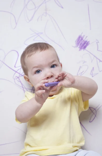 Niño con crayón de cera — Foto de Stock