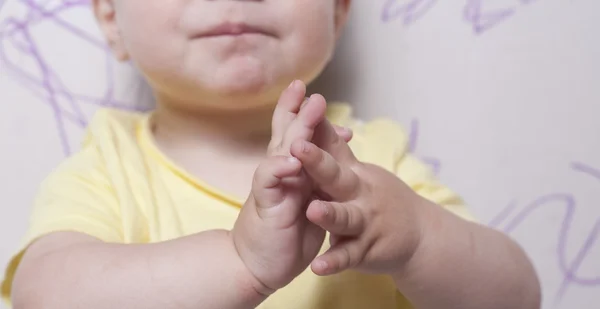 Baby pojke klappar efter ritning — Stockfoto