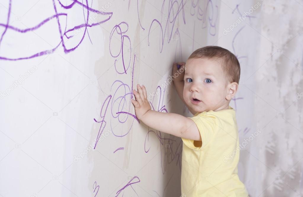 мальчик описался. малыш писал видео. ребенок писает в торговом центре. мальчик написал на обоях. ребенок описался в штаны.