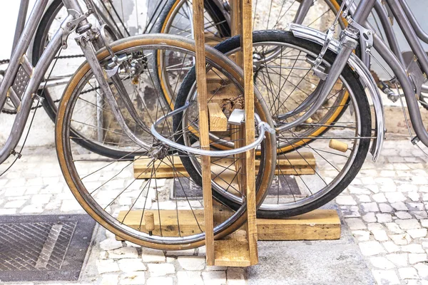 Raden av parkerade vintage cyklar — Stockfoto