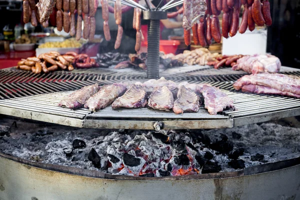 Stora runda grillen laddad med blandade kött — Stockfoto