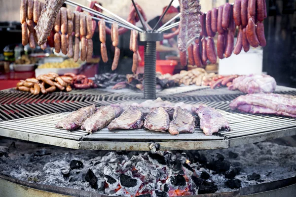 Stora runda grillen laddad med blandade kött — Stockfoto