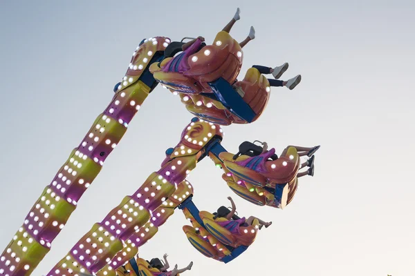 Zavěšení lunapark atrakcí — Stock fotografie