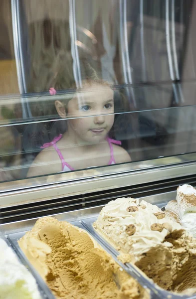 Little girl wishes ice cream in pastry shop — Stock Photo, Image