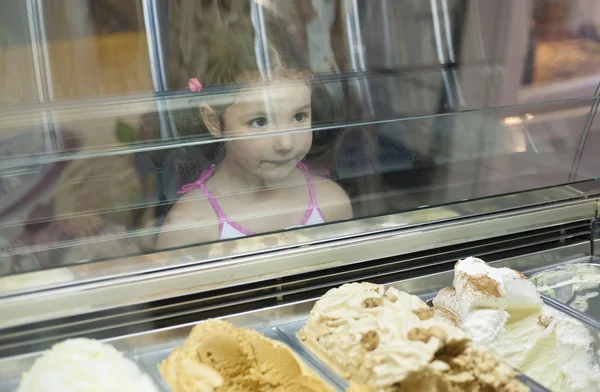 Little girl wishes ice cream in pastry shop — Stock Photo, Image