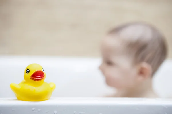 Pato de borracha sobre o tubo de banho — Fotografia de Stock