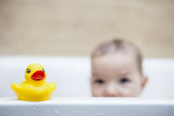 Pato de goma sobre el tubo de baño — Foto de Stock