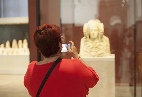 Visitor taking pictures Lady of Elche — Stock Photo, Image