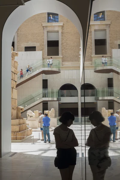 Visitors at National Archeological  Museum of Madrid — Stock Photo, Image
