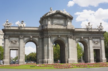 Güzel yaz günü Madrid'de Puerta de Alcala
