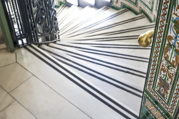 Antigua escalera dentro del Palacio de Cibeles, Madrid, España — Foto de Stock