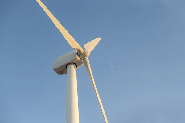 Vindkraftparken elektriska turbiner med solnedgången ljus på torra landskap — Stockfoto