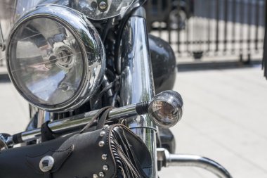 Helikopter far ve açık deri çanta