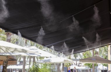 Teras bar, su sıçramasına tente fıskiyeleri
