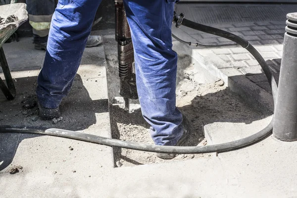Hammer drill bryta trottoaren asfalt — Stockfoto