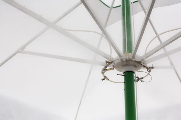 テラスのバーで水しぶき傘スプリンクラー — ストック写真