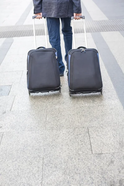 Ung man promenader med två resväskor — Stockfoto