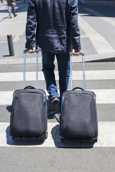 Ung man promenader med två resväskor — Stockfoto