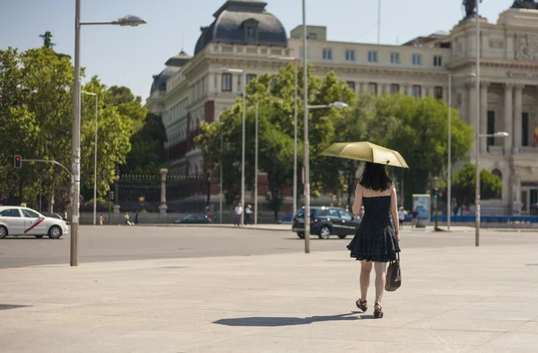 Vrouw lopen door de straten van Madrid stad met paraplu — Stockfoto