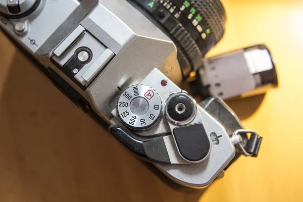 Câmera reflexiva antiga com rolo de filme — Fotografia de Stock