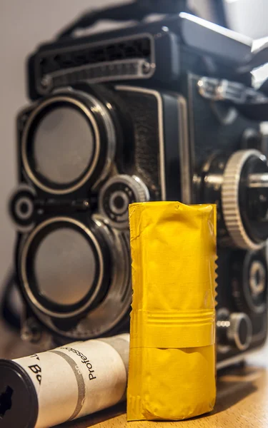 Iker-lencse önkéntelen fényképezőgép, fekete-fehér film roll — Stock Fotó