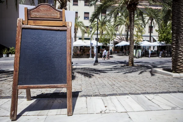 Tabloide vazio que oferece comida para restaurantes de terraço — Fotografia de Stock