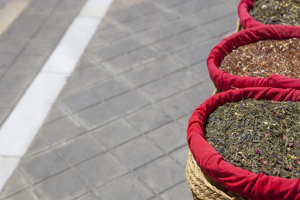 Baharat, çay ve tohum bir geleneksel sokak lehimlemek içinde çarşı, Granada — Stok fotoğraf