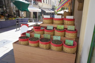 Baharat, çay ve tohum bir geleneksel sokak lehimlemek içinde çarşı, Grana