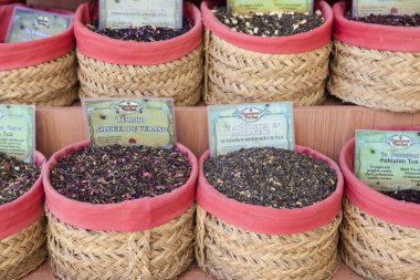 Baharat, çay ve tohum bir geleneksel sokak lehimlemek içinde çarşı, Grana