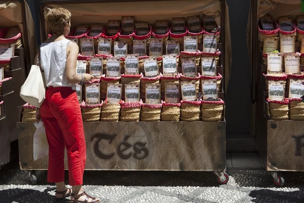 Tourist buying spices, seeds and tea sold in a traditional stree — Stock Photo, Image