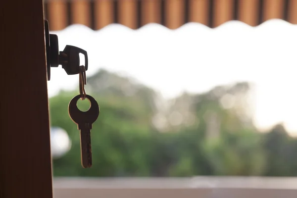 Llaves colgando de la puerta con un fondo natural — Foto de Stock