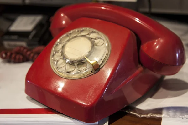 Starý telefon Fashioned červené nad domácí stůl — Stock fotografie