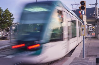 Barcelona tramvay alacakaranlıkta. Düşük hareket vurdu 